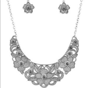 NWT Paparazzi Bib Necklace & Earring Set